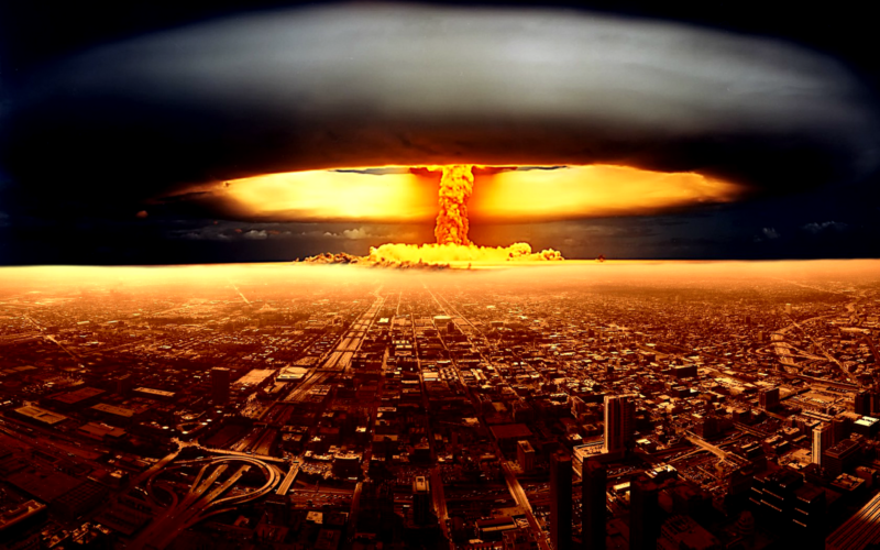 Bomba atômica explodindo numa cidade